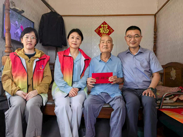 射阳县侨联开展“八一”走访慰问侨界退役士兵活动